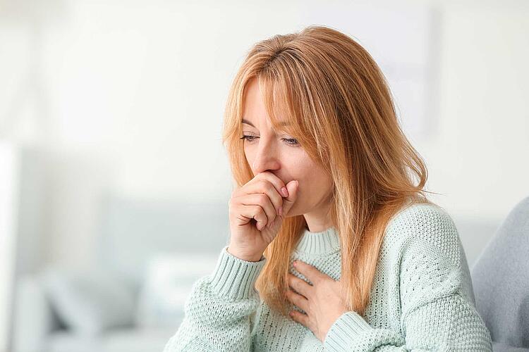 COPD: Frau hustet