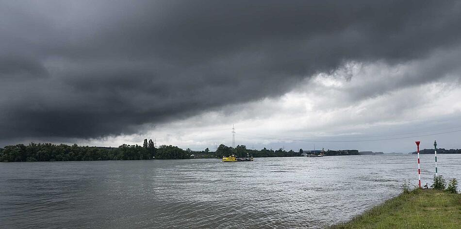 Schiff auf einem Fluss bei Gewitter