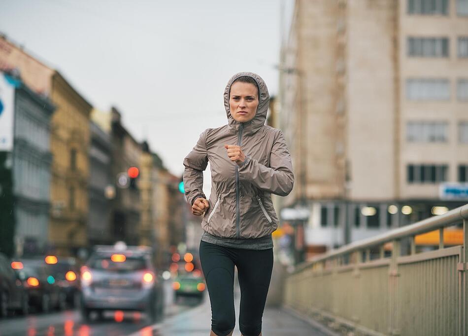 Frau joggt durch die Stadt