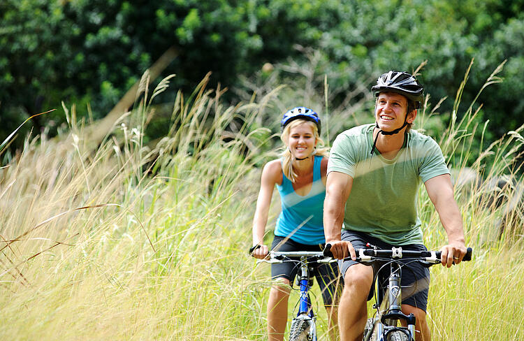 Paar fährt in der Natur Fahrrad.