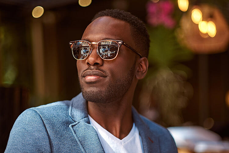 Junger Mann mit Sonnenbrille