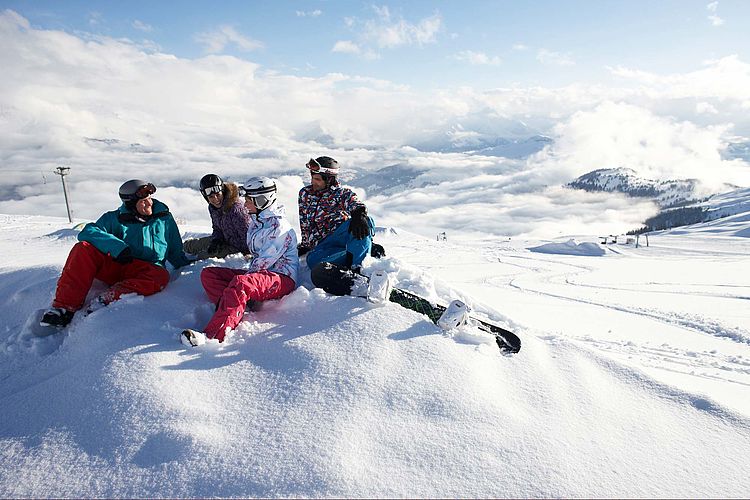 Gruppe von Skifahrern sitzt auf einem Berggipfel im Schnee. - Bildnachweis: © wdv / Bernhard Rüttger Gruppe von Skifahrern sitzt auf einem Berggipfel im Schnee.