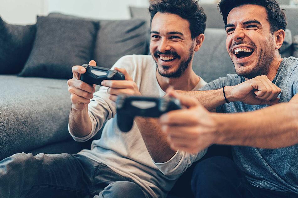 Zwei Männer haben Spaß beim Videospielen
