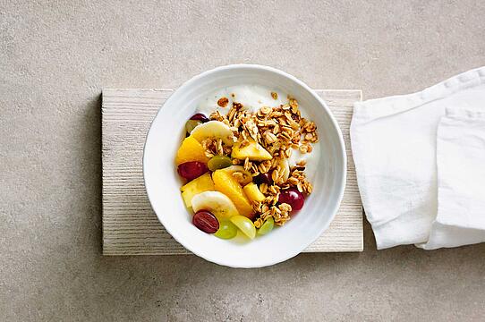 Obstsalat mit gerösteten Haferflocken