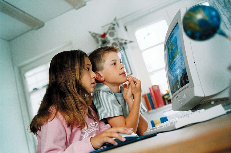 Bildnachweis: © wdv / Michael Völler Ein Mädchen und ein Junge sitzen vor dem Computer.