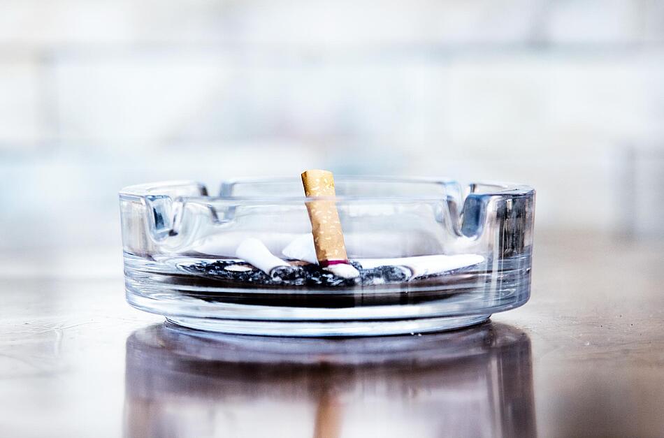 Ausgedrückte Zigarette im Aschenbecher