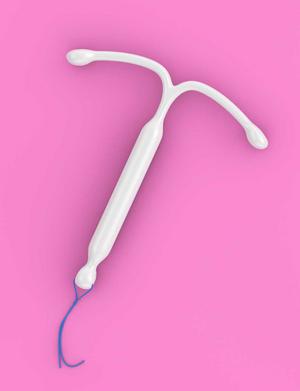 Hormonspirale auf rosa Hintergrund