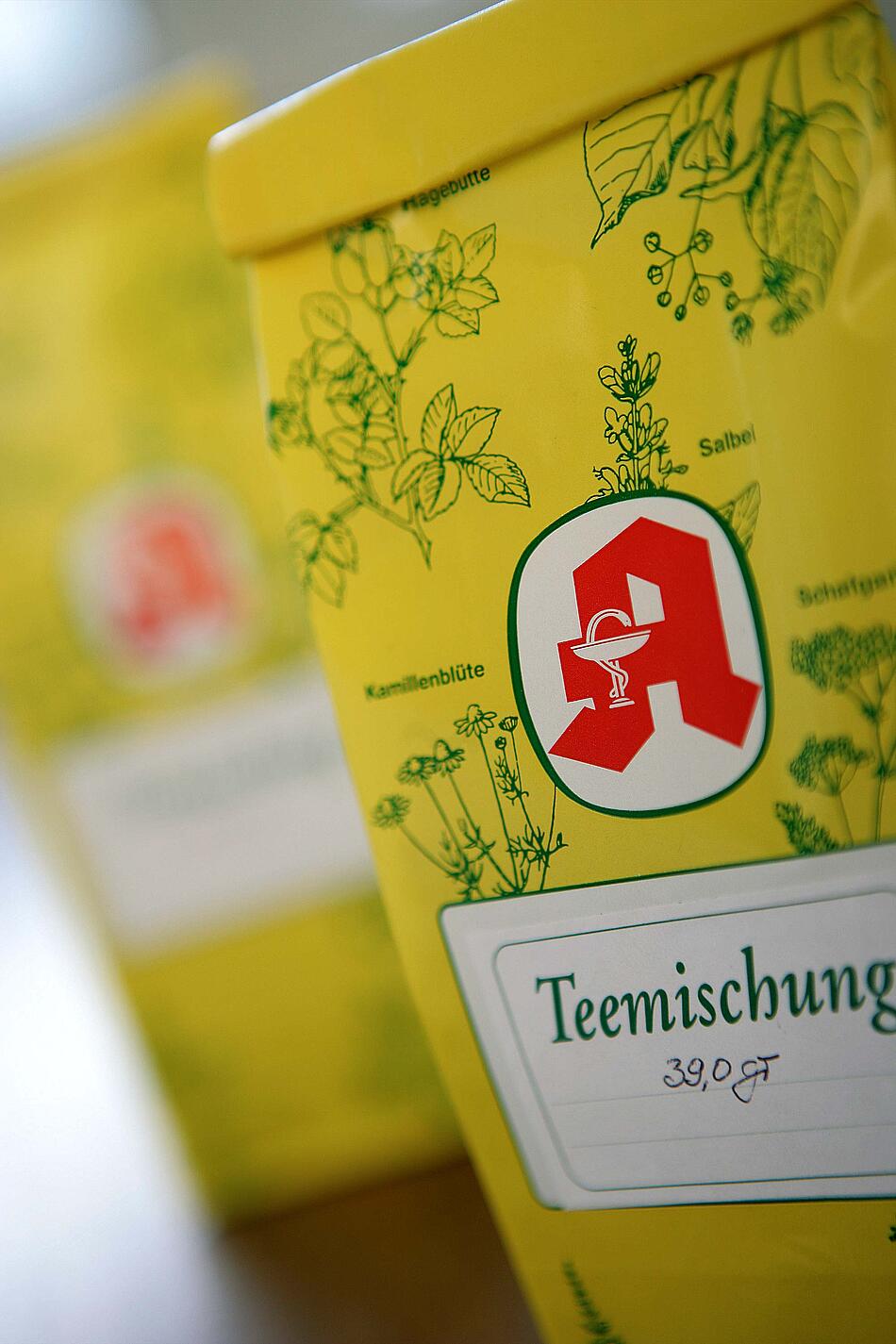 Packung einer Teemischung mit Apothekenlogo.