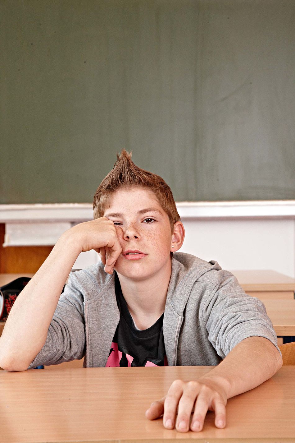 Jugendlicher sitzt im Klassenzimmer. - Bildnachweis: © wdv / Jan Lauer Jugendlicher sitzt im Klassenzimmer.