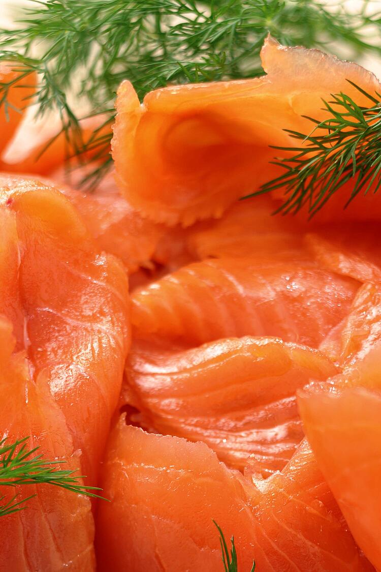 Lachs in Scheiben mit Dill.