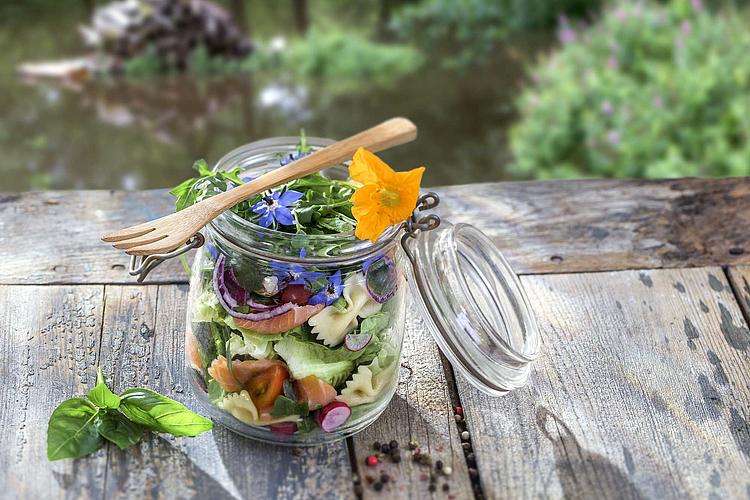 Mediterrane Nudeln im Glas