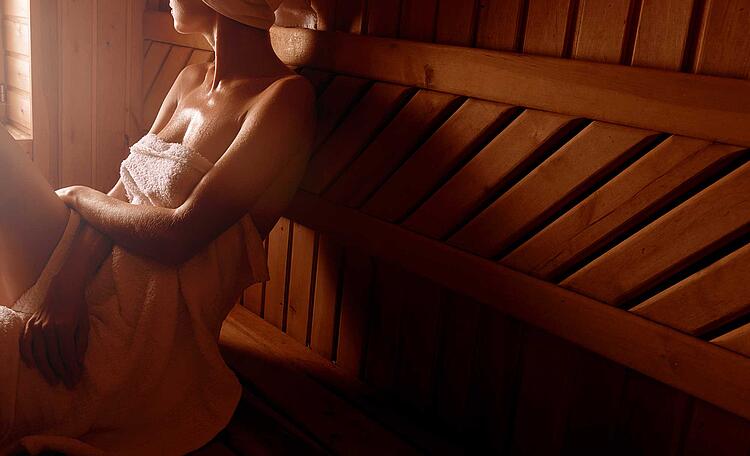 Frau in der Sauna