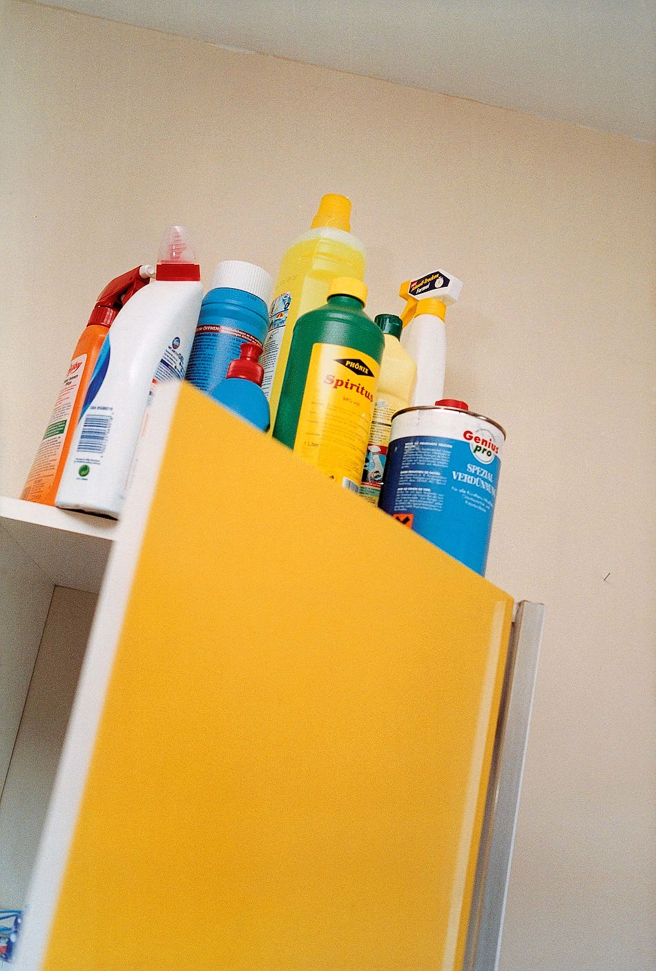Putzmittel auf einem Schrank. - Bildnachweis: © wdv / Michael Völler Putzmittel auf einem Schrank.