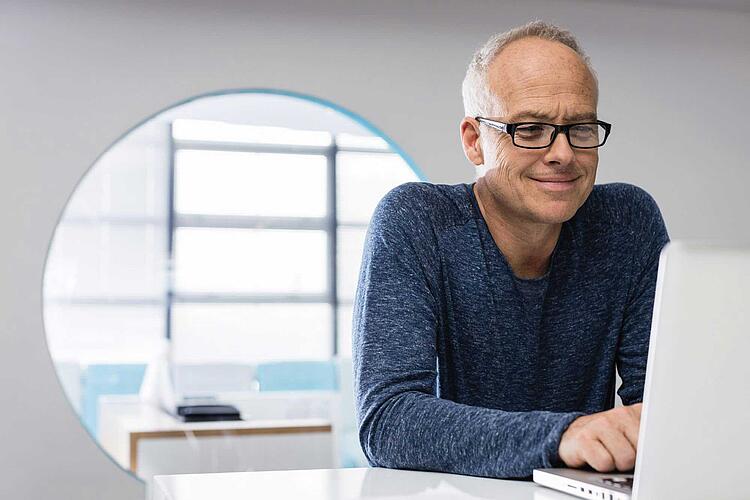 Bildnachweis: © wdv / Jan Lauer Mann mit Brille am Laptop