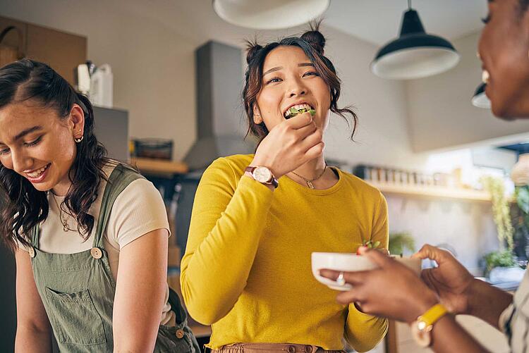 Frauen essen gemeinsam – gesund und lecker