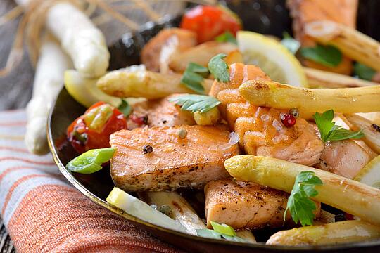 Lachsfilet mit buntem Gemüse