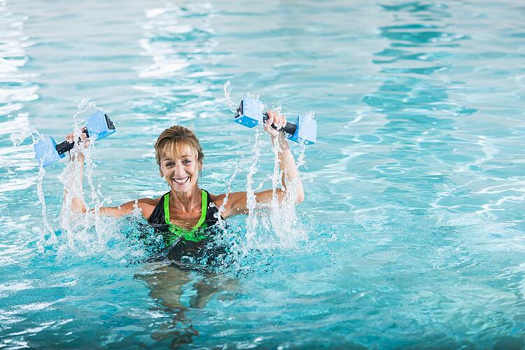 Frau macht Wassergymnastik