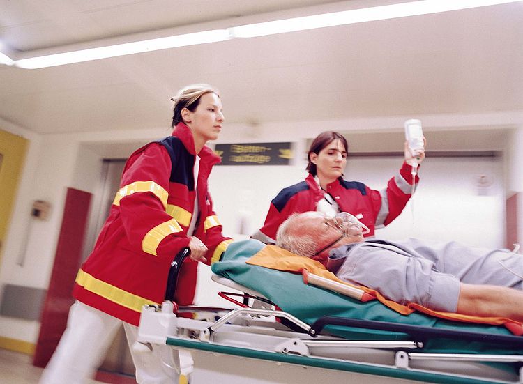 Sanitäter schieben einen Patienten auf einer Trage. - Bildnachweis: © wdv / Olaf Hermann Sanitäter schieben einen Patienten auf einer Trage.