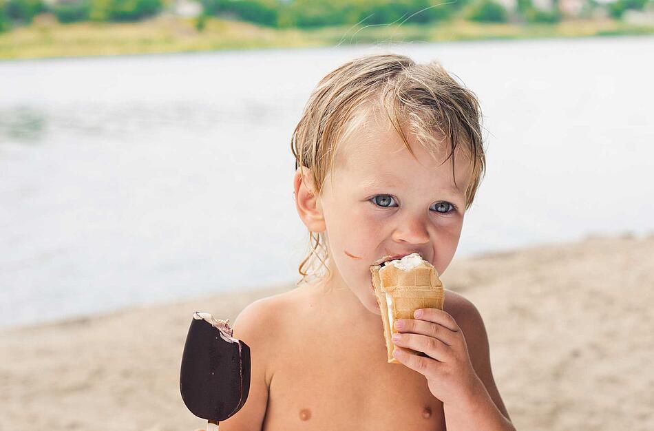 Junge isst eine Eis.