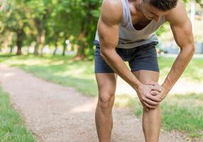 Jogger fasst sich an sein schmerzendes Knie