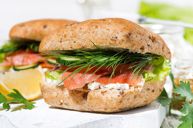 Fischbrötchen mit Gurkensalsa