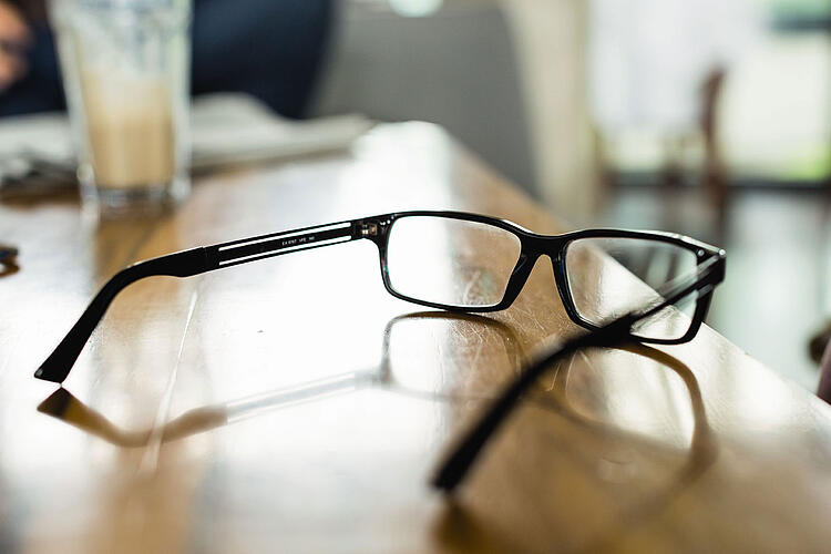 Brille auf einem Tisch.