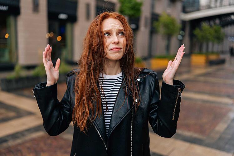 Frau mit nassen Haaren im Regen