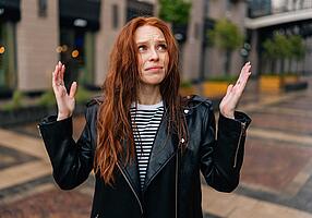 Frau mit nassen Haaren im Regen