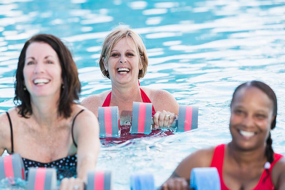 Frauen machen Wassergymnastik