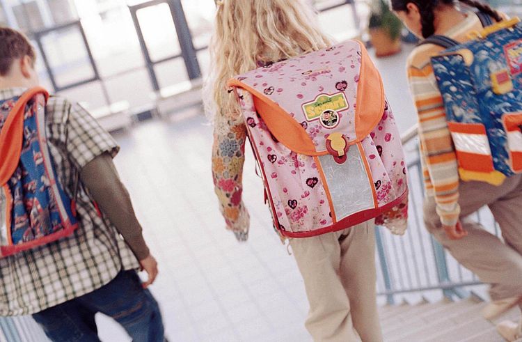 Grundschulkinder mit Schulranzen auf dem Rücken. - Bildnachweis: © wdv / Jan Lauer Grundschulkinder mit Schulranzen auf dem Rücken.