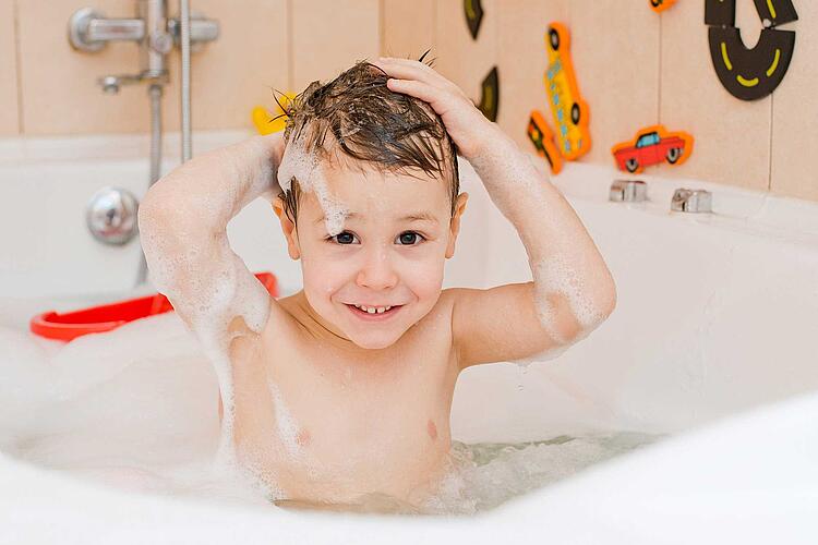 Junge in der Badewanne