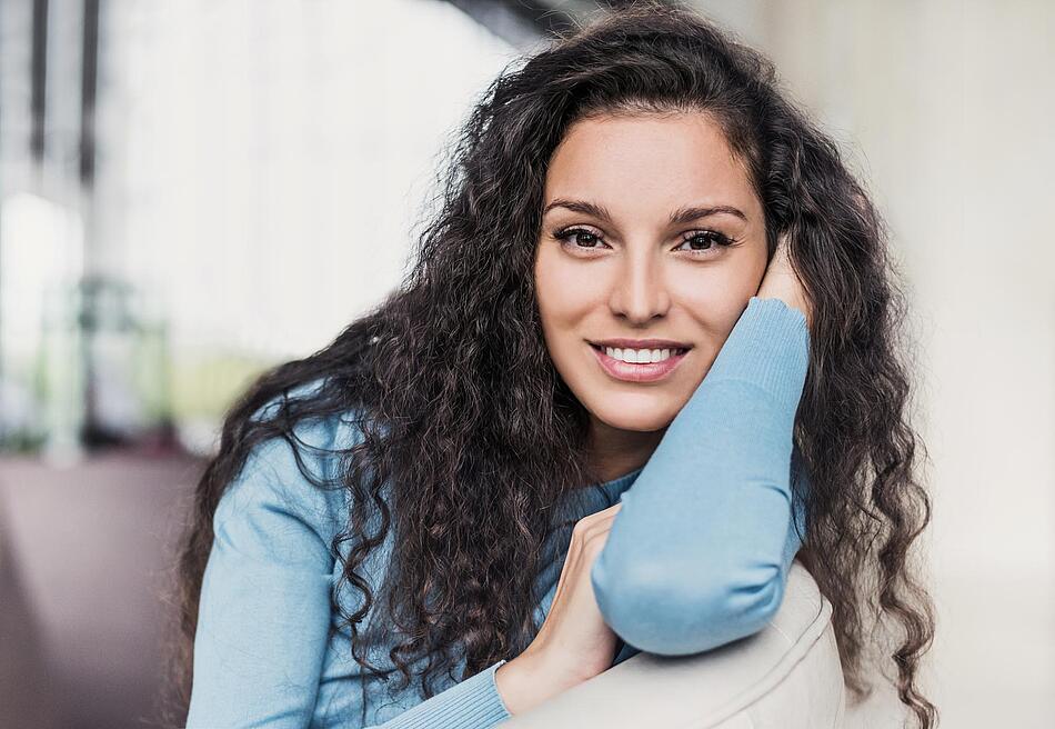 Frau lächelt - Bildnachweis: © istockphoto.com / Poike Frau lächelt