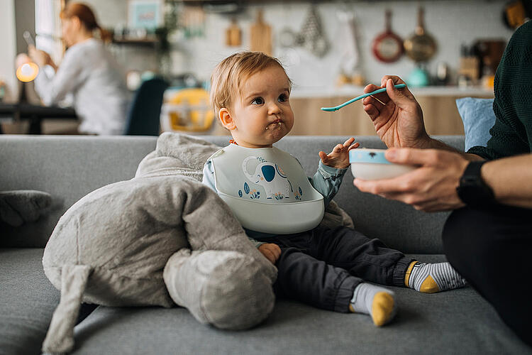 Baby wird gefüttert