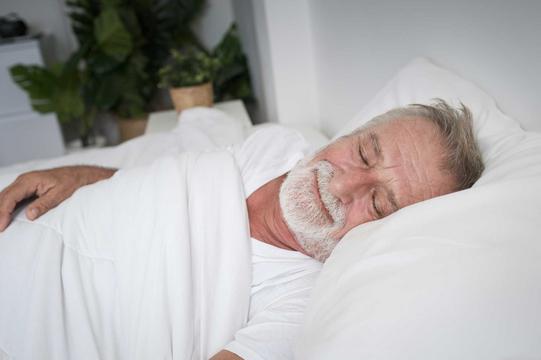 Brauchen ältere Menschen wirklich weniger Schlaf?