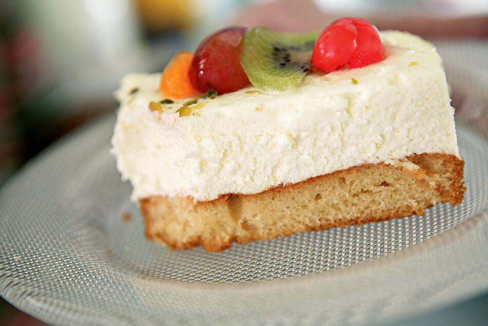 Ein Stück Quarkkuchen mit Obst.