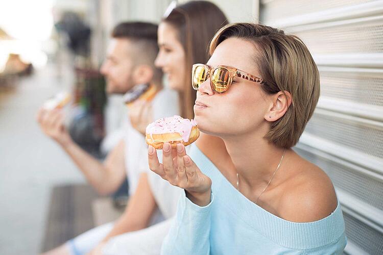 Frau genießt einen Donut