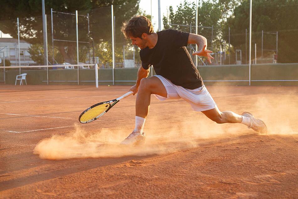 Ein mann spielt Tennis.