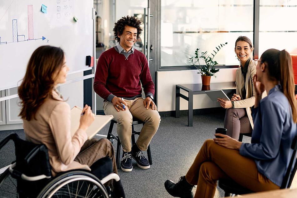 Arbeitskollegen sitzen beim Brainstorming zusammen