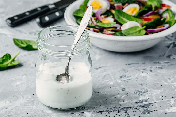 Joghurt Dressing und eine Schüssel Salat.