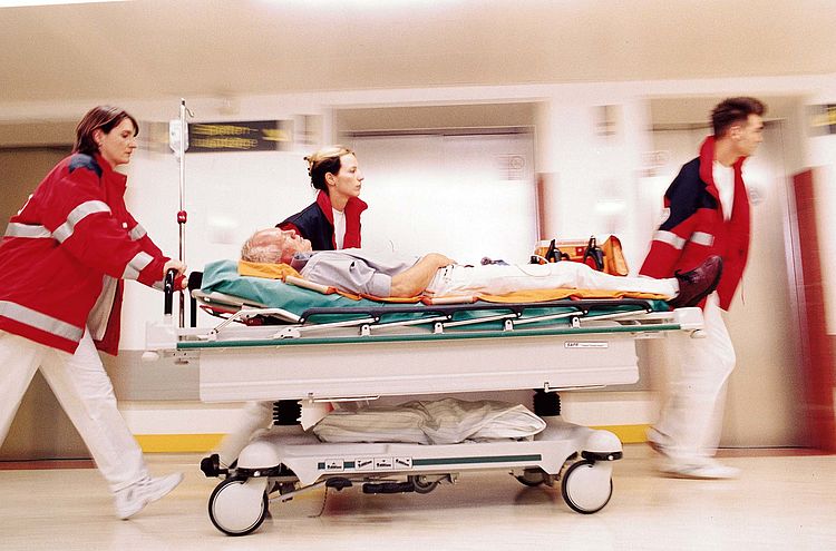 Sanitäter schieben im Laufschritt einen Patienten auf einer Trage. - Bildnachweis: © wdv / Olaf Hermann Sanitäter schieben im Laufschritt einen Patienten auf einer Trage.