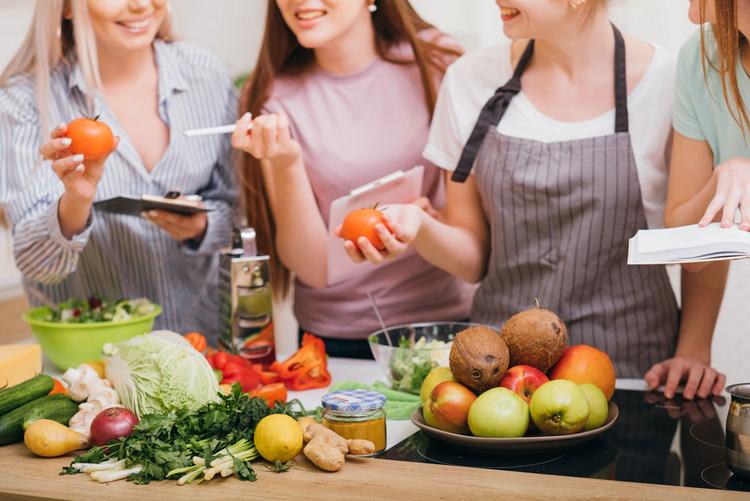 Bildnachweis: © stock.adobe.com / golubovy Frauen kochen gemeinsam mit frischem Gemüse