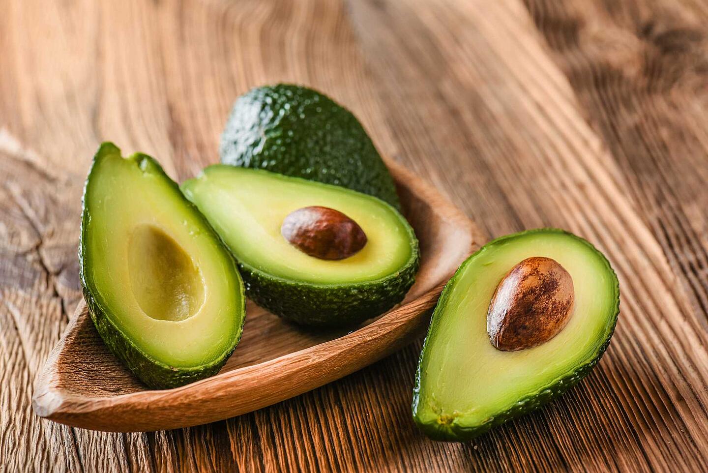 Aufgeschnittene Avocados