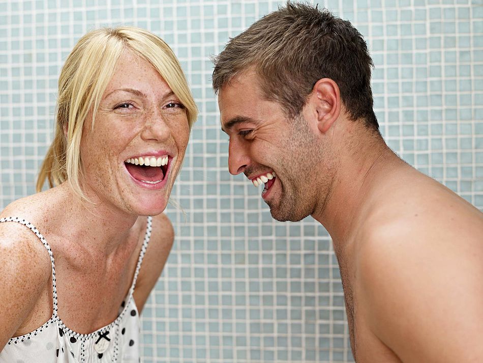 Lachendes Paar im Badezimmer. - Bildnachweis: © wdv / Jan Lauer Lachendes Paar im Badezimmer.