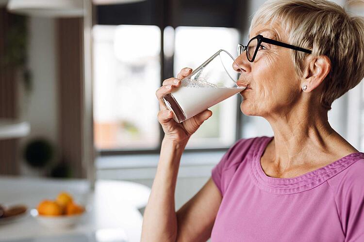 Frau trinkt ein Glas Milch