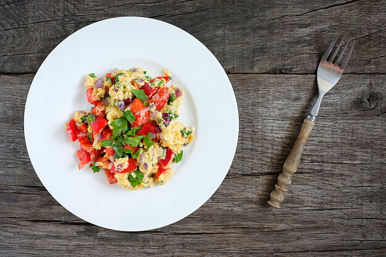 Rührei mit Paprika und Petersilie.