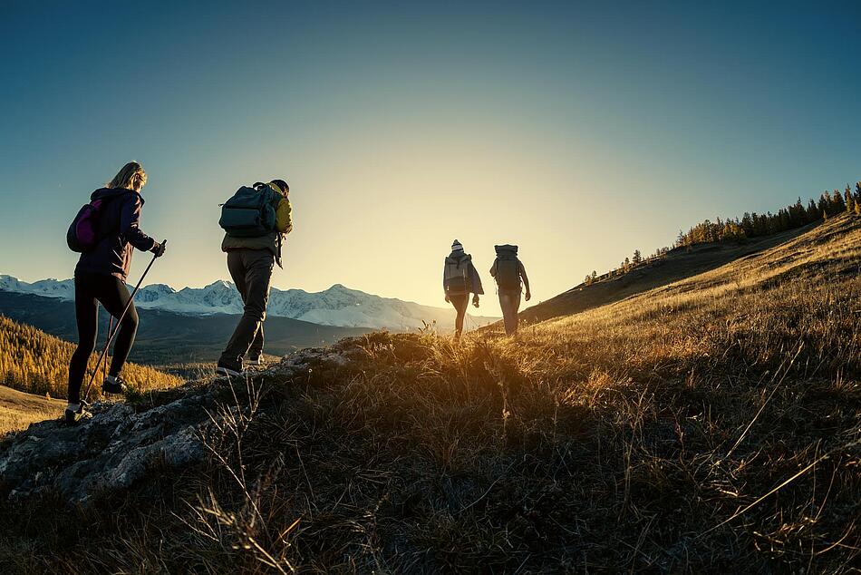 Wanderer bei Sonnenuntergang in den Bergen