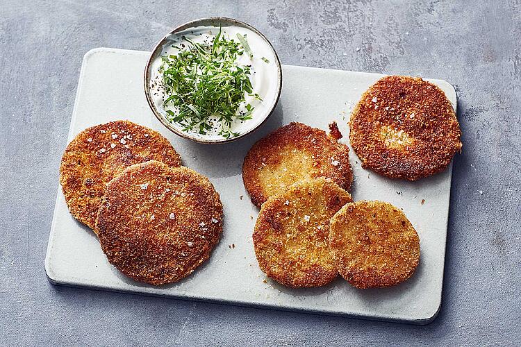 Knusprige Kohlrabischnitzel mit Joghurtdip