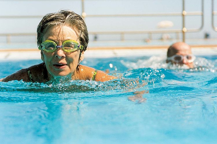 Bildnachweis: © wdv / Jan Lauer Ältere Frau mit Schwimmbrille schwimmt im Freibad.
