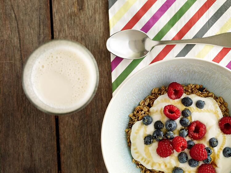 Müsli mit Beerenfrüchten.