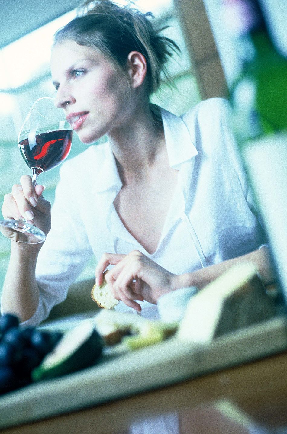 Eine Frau trinkt ein Glas Rotwein. - Bildnachweis: © wdv / Frank Blümler Eine Frau trinkt ein Glas Rotwein.